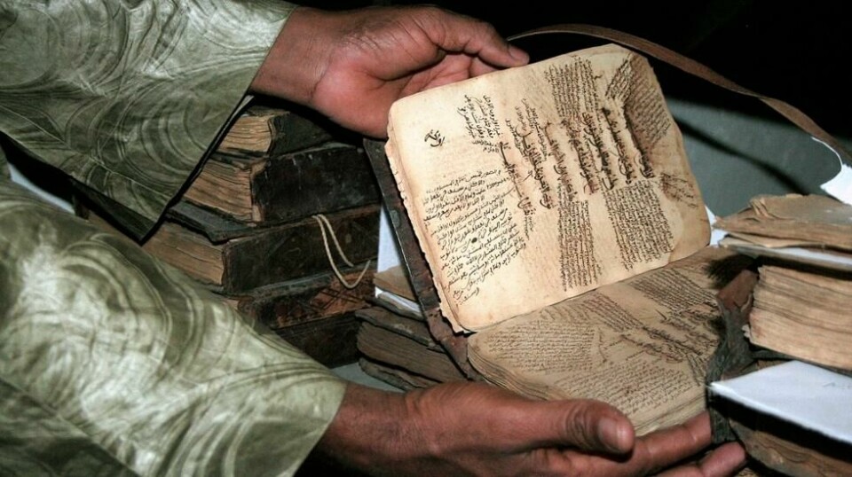 Bildet er tatt i 2013, etter at terrorgruppen al-Qaida hadde satt fyr på et av Timbuktus biblioteker og ødelagt 4000 dokumenter, tilhørende en av verdens mest verdifulle samlinger av antikke tekster.
