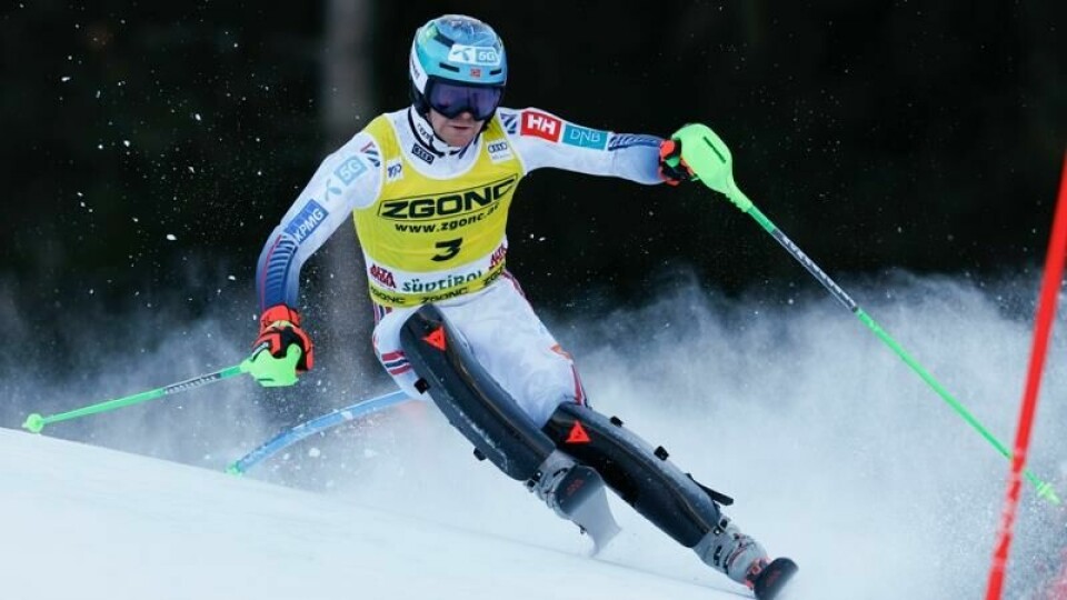 Timon Haugan leder slalåmrennet i Alta Badia.