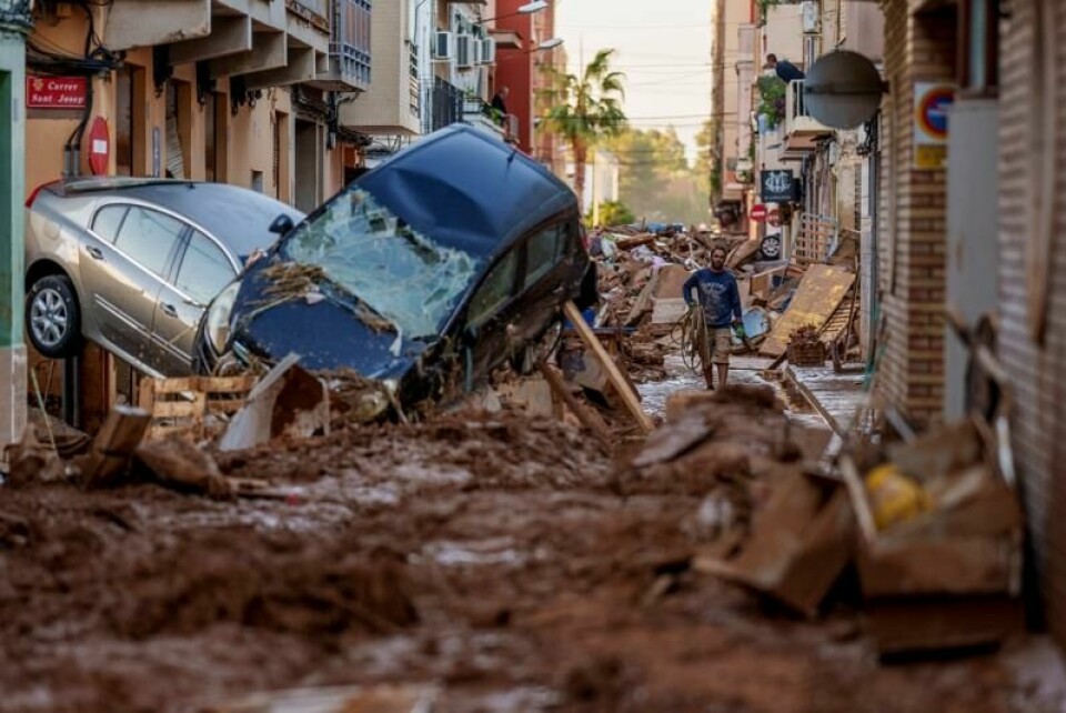 Gater fulle av bilvrak ettre oversvømmelsene i Valencia.