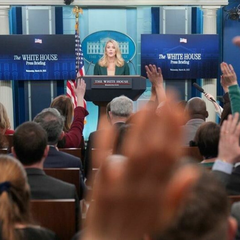 Donald Trump vurderer å ta kontroll over presserommet i Det hvite hus ved å bestemme hvem som slipper inn og får sitte fremst, opplyser pressesekretær Karoline Leavitt.