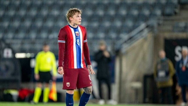 Isak Hansen-Aarøen satt på benken da hans AaB rykket ned fra dansk superliga.
