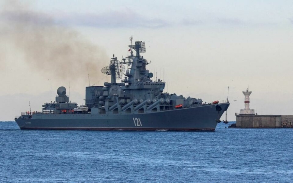 BILDE: Originalbildet ble tatt da Moskva var på vei inn i havnen i Sevastopol på Krim-halvøya 16. november 2021. Foto: Alexey Pavlishak / Reuters. BILDE: Originalbildet ble tatt da Moskva var på vei inn i havnen i Sevastopol på Krim-halvøya 16. november 2021. Foto: Alexey Pavlishak / Reuters.