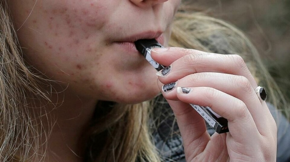 Flere unge oppgir at de vaper. Helsedirektoratet frykter barn helt nede i 13-årsalderen er avhengige.