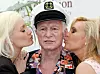 Playboy-modell og Hugh Hefners (i midten) ekskjæreste, Holly Madison (t.v), beskriver tiden i Playboy-huset med Hefner som et mareritt. Her avbildet sammen med annen Playboy-modell Bridget Marquardt (t.h). Foto: Valery Hache / AFP / NTB