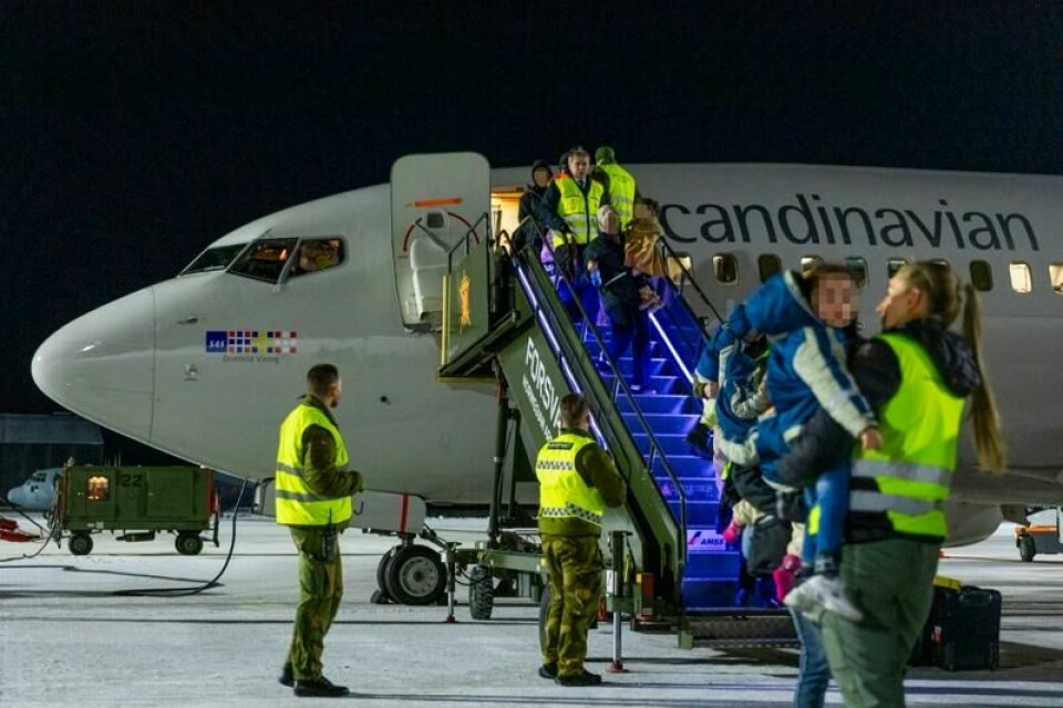 De syriske passasjerene går av flyet på Gardermoen.
