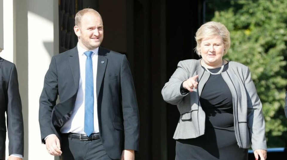 NY DALE: Statsminister Erna Solberg (H) og nyutnevnte samferdselsminister Jon Georg Dale (Frp) etter statsråd på slottet 31. august 2018.