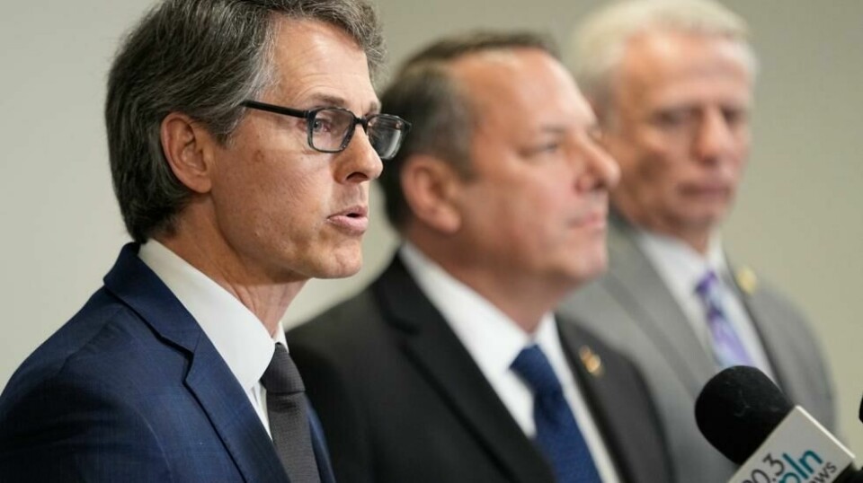 Henry C. Leventis fra påtalemyndigheten i Tennessee informerer pressen om at en amerikansk soldat er pågrepet og tiltalt for å ha solgt forsvarshemmeligheter til et annet land. Bak står representanter fra FBI og den amerikanske hæren. Foto: George Walker / AP / NTB
