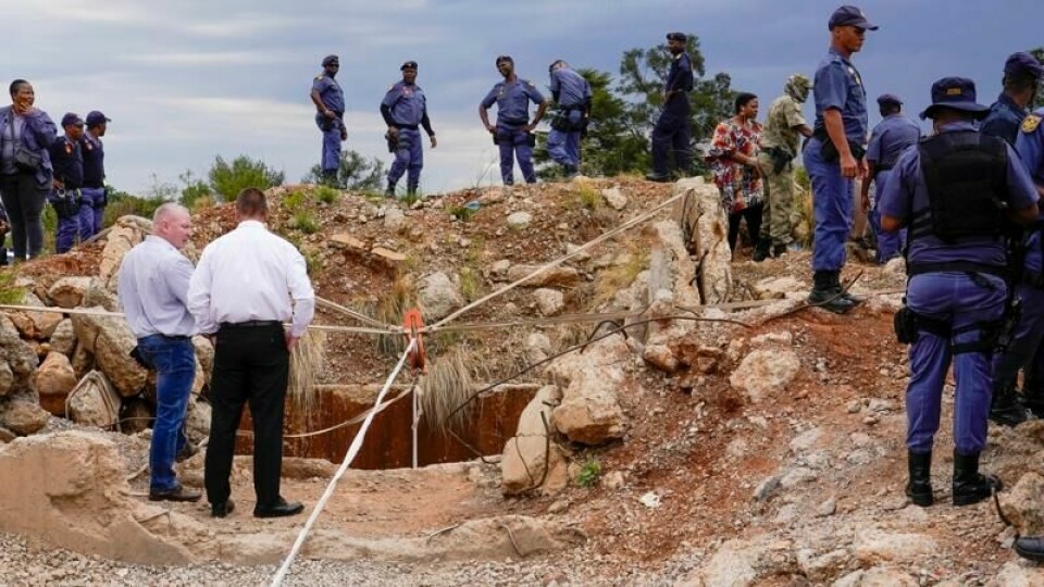 Politi og private sikkerhetsvakter iverksatte en redningsoperasjon da en gruvegang i en illegal gullgruve i Sør-Afrika raste sammen i november. Siden da har kun noen få blitt reddet ut i live. En talsmann for en støttegruppe for gruvearbeidere sier over hundre har omkommet i ulykken. Bildet er tatt 15. november i fjor.
