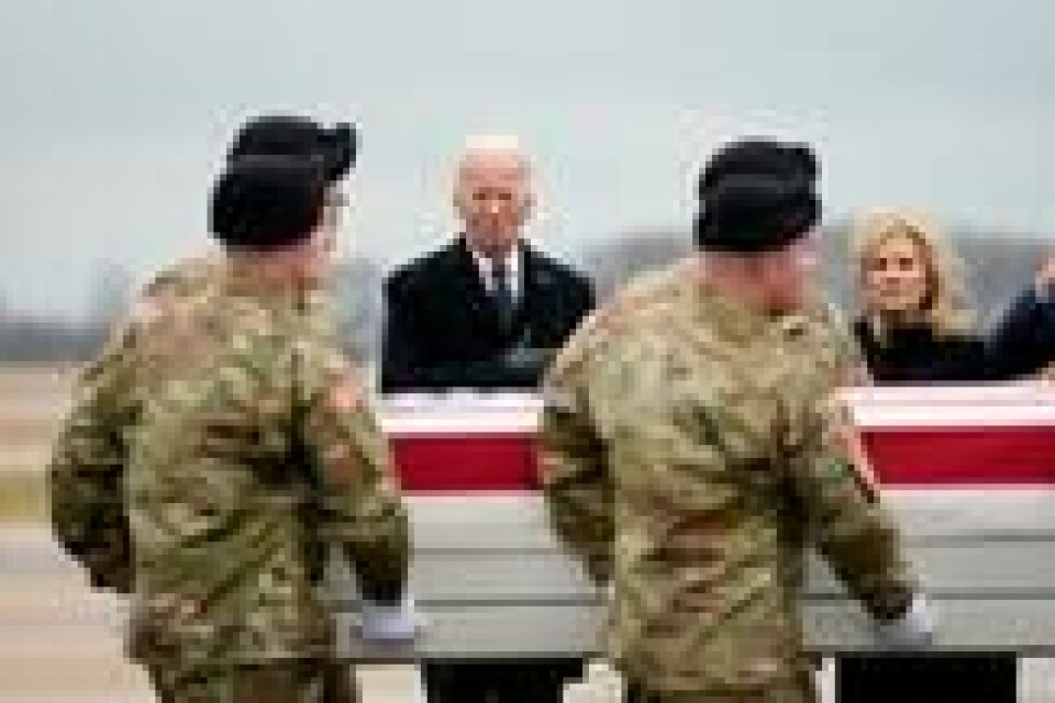 President Joe Biden tok fredag imot kistene til de tre soldatene som ble drept i et droneangrep mot en amerikansk militærbase i Jordan. Natt til lørdag angrep USA en rekke mål i Syria som svar på angrepet. Foto: AP / NTB President Joe Biden tok fredag imot kistene til de tre soldatene som ble drept i et droneangrep mot en amerikansk militærbase i Jordan. Natt til lørdag angrep USA en rekke mål i Syria som svar på angrepet. Foto: AP / NTB Foto: NTB