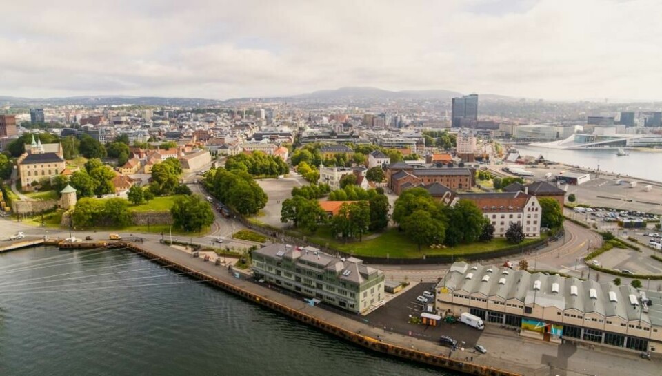 Du har kanskje ikke lagt merke til den lille, vestvendte porten i festningsmuren vis-à-vis Oslo Havns hovedkvarter, Skur 38? Går du inn porten og opp trappa kommer du til Festningsplassen. Du har kanskje ikke lagt merke til den lille, vestvendte porten i festningsmuren vis-à-vis Oslo Havns hovedkvarter, Skur 38? Går du inn porten og opp trappa kommer du til Festningsplassen. Foto: Motion Air / Oslo Havn