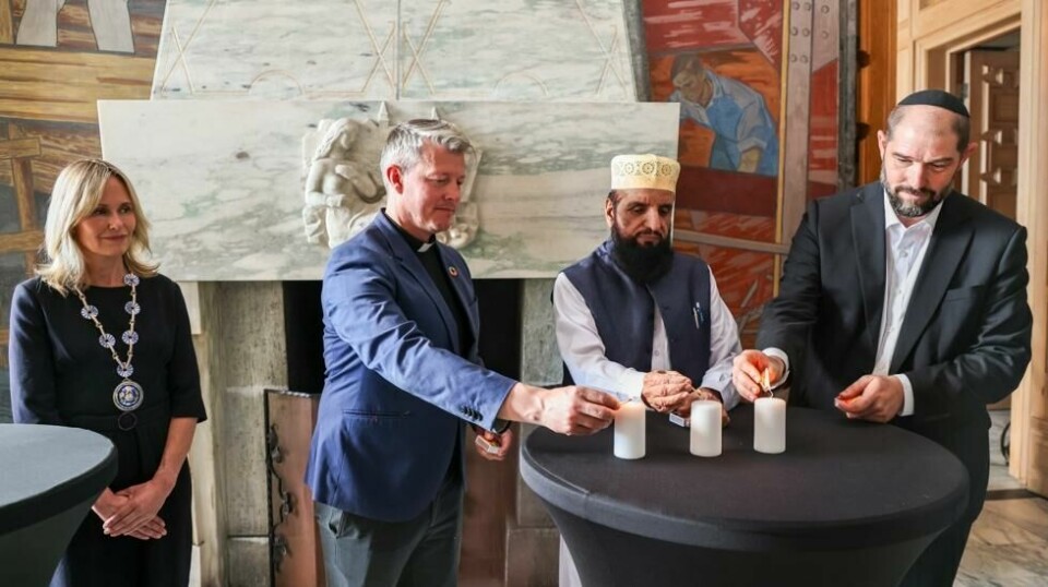 F.v.: Oslos ordfører Anne Lindboe, domprost i Oslo Pål Kristian Balstad, leder av Imamrådet Nehmat Ali Shah og rabbiner Joav Melchior under markeringen av Fredserklæringen i Oslo rådhus mandag. Foto: Geir Olsen / NTB