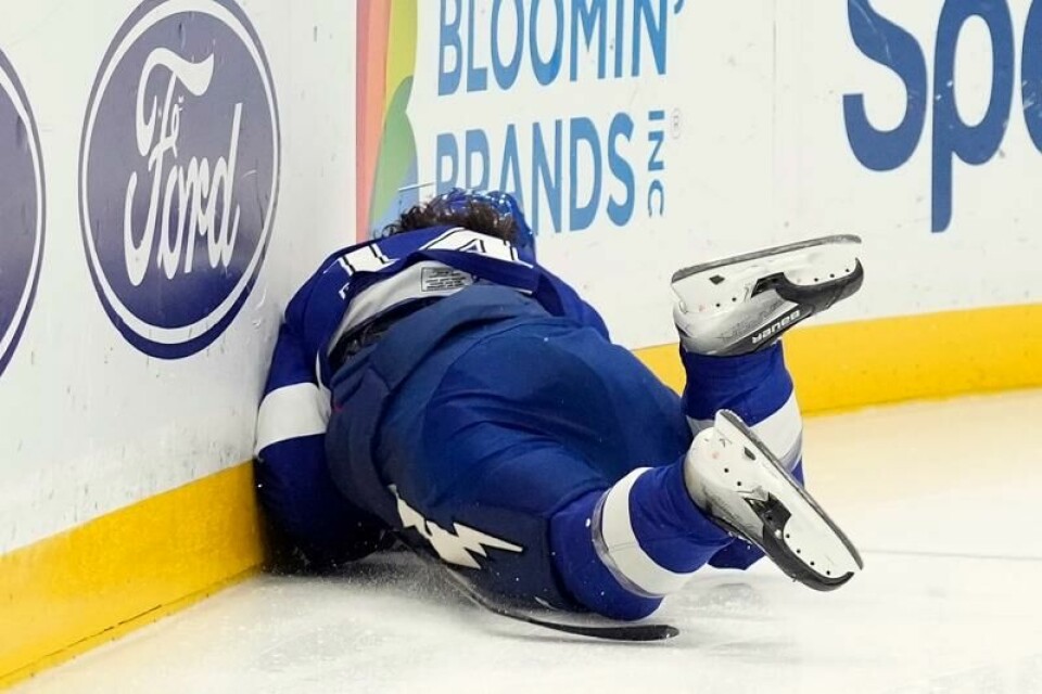 Conor Geekie (bildet) og resten av Tampa Bay Lightning møtte bokstavelig talt veggen mot Florida Panthers i søndagens NHL-oppgjør. Etter fire strake seiere ble det 2-4 tap for de blåkledde.