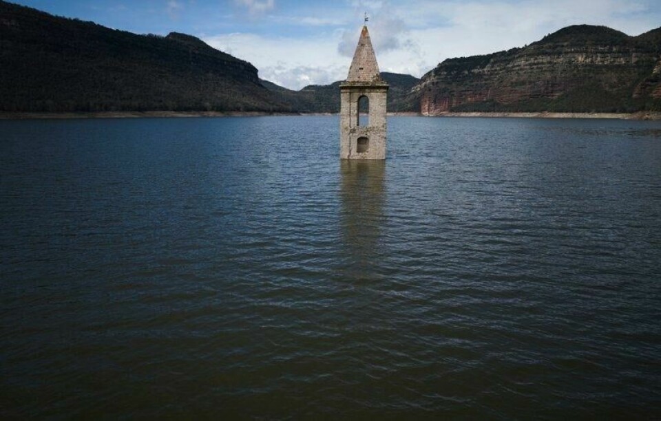 Nå er det bare klokketårnet til den romanske kirken fra 1000-tallet som synes i Sau-reservoaret, omtrent 100 km nord for Barcelona, I fjor førte tørke til at kirken ble helt blottlagt. (AP Photo/Emilio Morenatti)