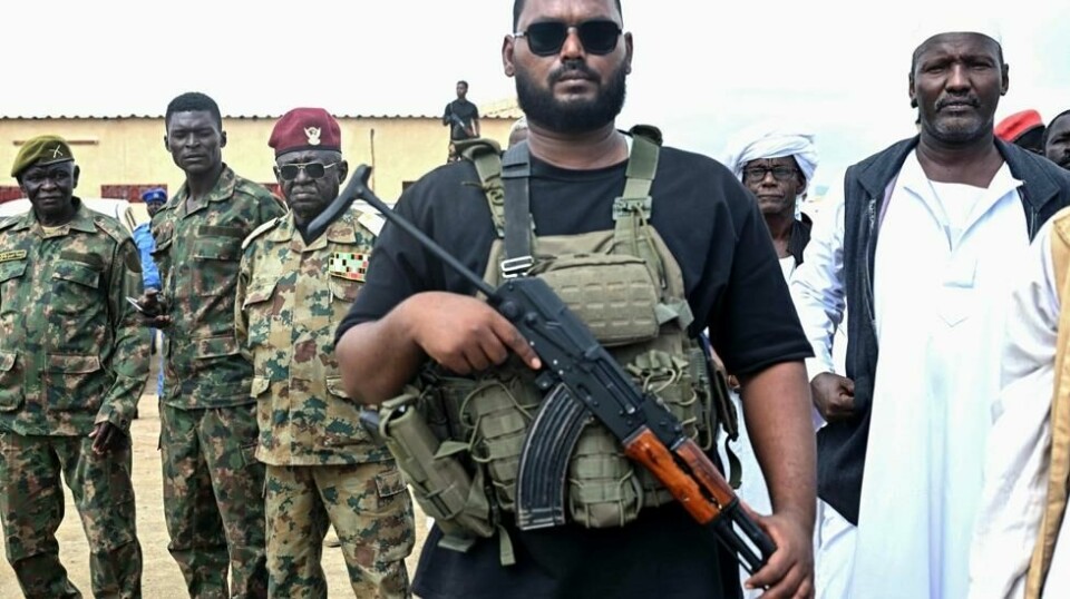 Medlemmer av Sudans sikkerhetsstyrker under åpningsseremonien til et hovedkvarter i det hærkontrollerte Port Sudan, der regjeringen lojale mot hæren er basert på Rødehavskysten, 28. oktober 2024. Siden april 2023, da krigen brøt ut mellom Burhans sudanesiske væpnede styrker og hans tidligere stedfortreder, RSF-sjef Mohamed Hamdan Daglo, har paramilitære i stor grad presset hæren ut av Khartoum. (Foto av AFP)