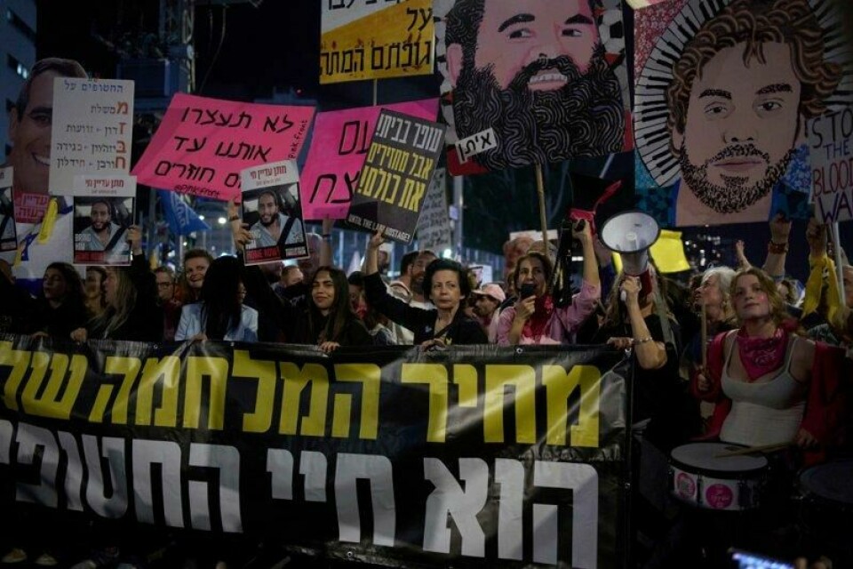 Tel Aviv var ett av stedene i Israel der tusenvis demonstrerte lørdag med krav om en ny avtale med Hamas om overlevering av gisler på Gazastripen. Maya Alleruzzo / AP / NTB