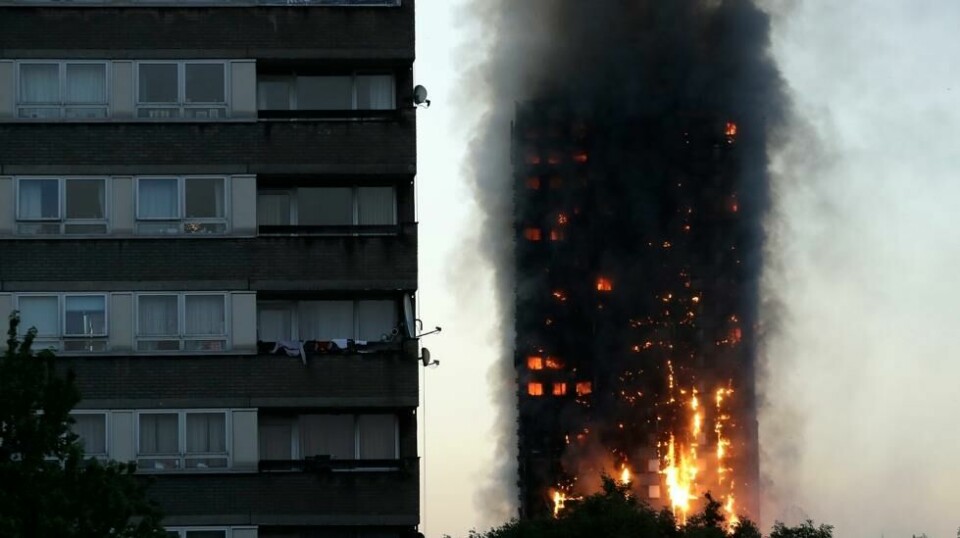 Politiet opplyste i mai at 19 selskaper og organisasjoner, samt 58 enkeltpersoner, har status som mistenkt etter brannen i Grenfell Tower. Men eventuelle siktelser vil ikke bli kunngjort før sent i 2026. Foto: Matt Dunham / AP / NTB