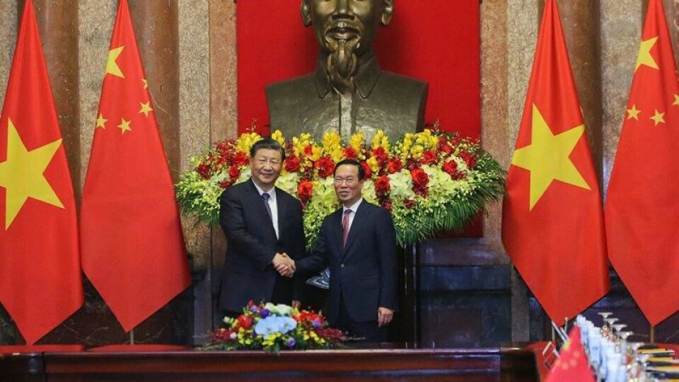 Vietnams daværende president Vo Van Thoung (til høyre) håndhilser her på Kinas president Xi Jinping under et møte i presidentpalasset i Hanoi i desember 2023.