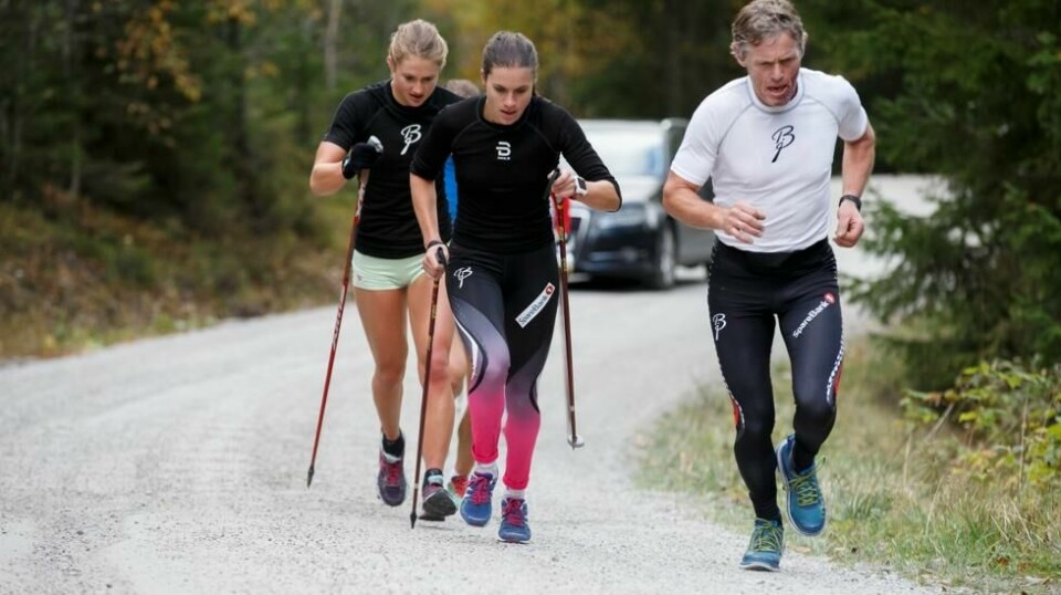 Pål Gunnar Mikkelsplass på trening sammen med blant andre Heidi Weng (foran) og Ingvild Flugstad Østberg i 2016. Foto: Cornelius Poppe / NTB