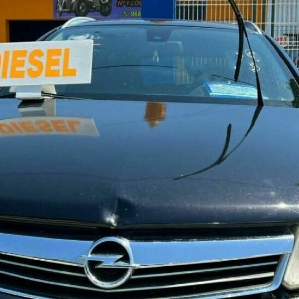 LOVLIG: Det selges nesten ikke nye biler med bensin- eller dieselmotor i Norge lenger. Men noe forbud mot disse er ikke på gang.