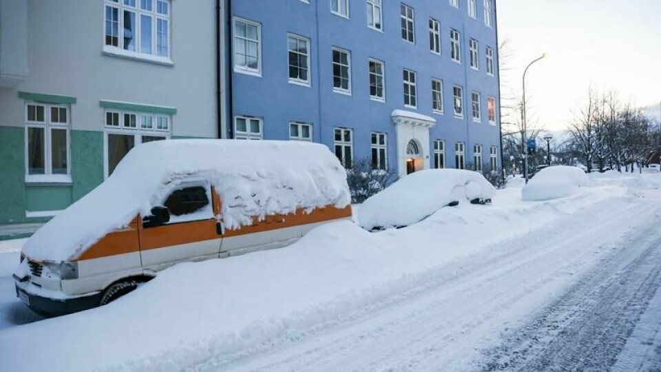 Nedsnødde biler i Klæbuveien. Mye snø har kommet på Trøndelag etter at et polart lavtrykk traff kysten sent torsdag kveld og natt til fredag.