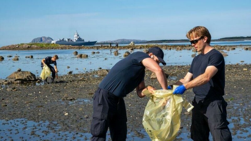 To tredjedeler av besetningen fra KNM Otto Sverdrup, Team Bøhn i land for å bistå i ryddeaksjonen mot plastsøppel langs kysten. To tredjedeler av besetningen fra KNM Otto Sverdrup, Team Bøhn i land for å bistå i ryddeaksjonen mot plastsøppel langs kysten. Foto: Tarjei Jordal / Forsvaret