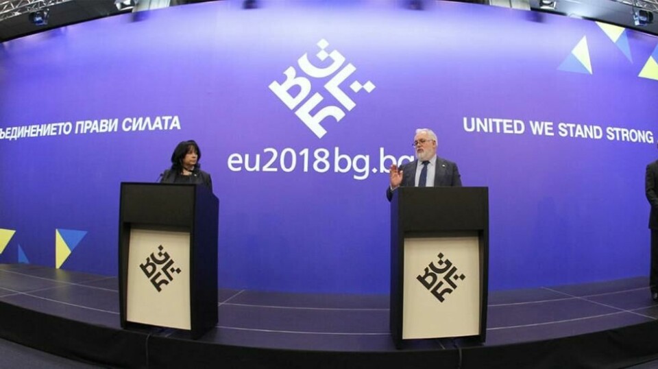 UTEN NORGE: Diskusjonen om fornybar energi, klimaambisjoner og nye mandater til energibyrået ACER gikk høyt blant energiministrene, ifølge klima- og energikommissær Miguel Arias Cañete, her sammen med Bulgarias energiminister Temenuzhka Petkova.