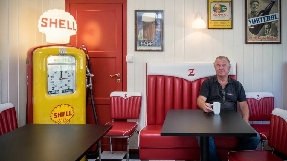 SAMLEREN: Museumsdirektør Johan Ziener Thronsen har bygget sin egen 50-tallskafé med ting han har samlet fra den perioden.