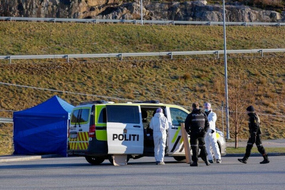 Politiet på parkeringsplassen i Mandal, der den antatte gjerningspersonen ble funnet død.