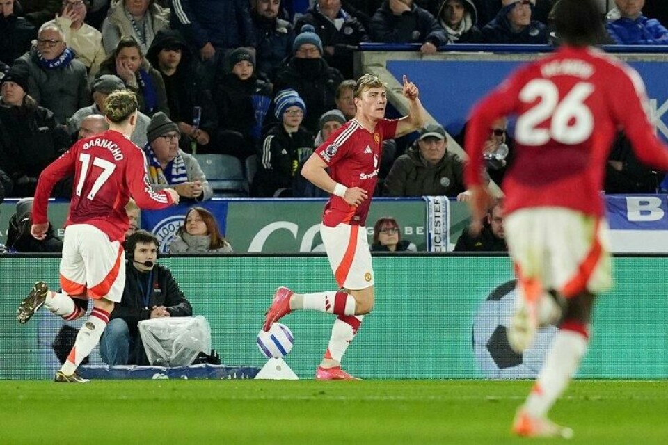 Rasmus Højlund jubler for sin 1-0-scoring.