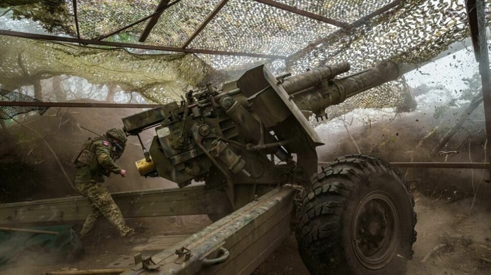 En ukrainsk soldat skyter mot russiske stillinger ved fronten utenfor Tsjasiv Jar i Donetsk-regionen øst i landet. Bildet er tatt 15. mai. Foto: Evgeniy Maloletka / AP / NTB