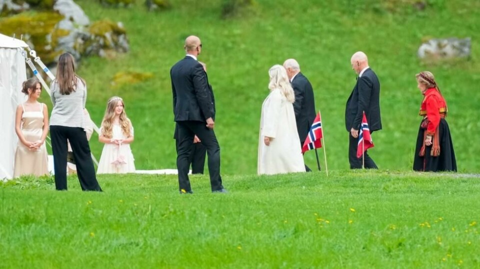 Kongefamilien ankommer bryllupsteltet på Vinjevollen i Geiranger for vielsen til prinsesse Märtha Louise og Durek Verrett lørdag. Foto: Heiko Junge / NTB