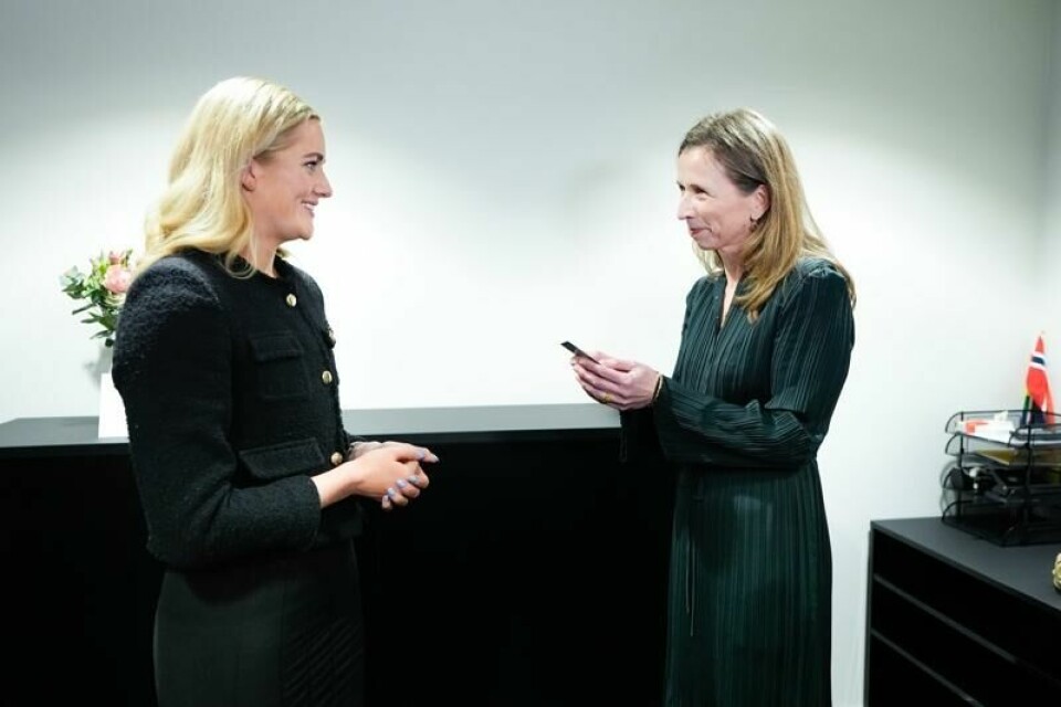 Nøkkeloverrekkelse i Justis- og beredskapsdepartementet mellom Emilie Enger Mehl (Sp) og Astri Aas-Hansen (Ap).