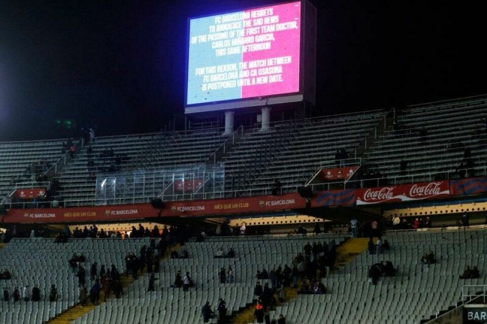 På storskjermen meddeles det at kampen mellom Barcelona og Osasuna ble utsatt.