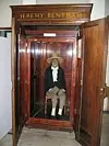 Siden 1832 har Jeremy Bentham sittet i dette glassmonteret i en korridor ved Londons University College. Foto: UCL.