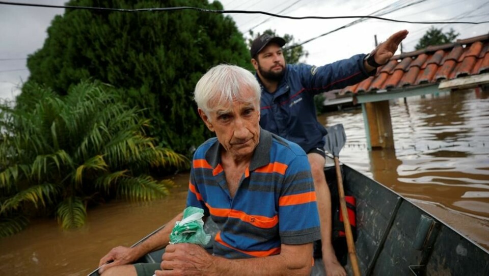 I byen Canoas ble 76 år gamle Julio Manichesque søndag reddet av frivillige. I byen Canoas ble 76 år gamle Julio Manichesque søndag reddet av frivillige. Foto: Amanda Perobelli / Reuters