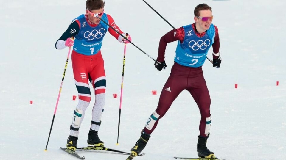 Johannes Høsflot Klæbo i duell med russiske Denis Spitsov under stafetten for menn i Pyeongchang.