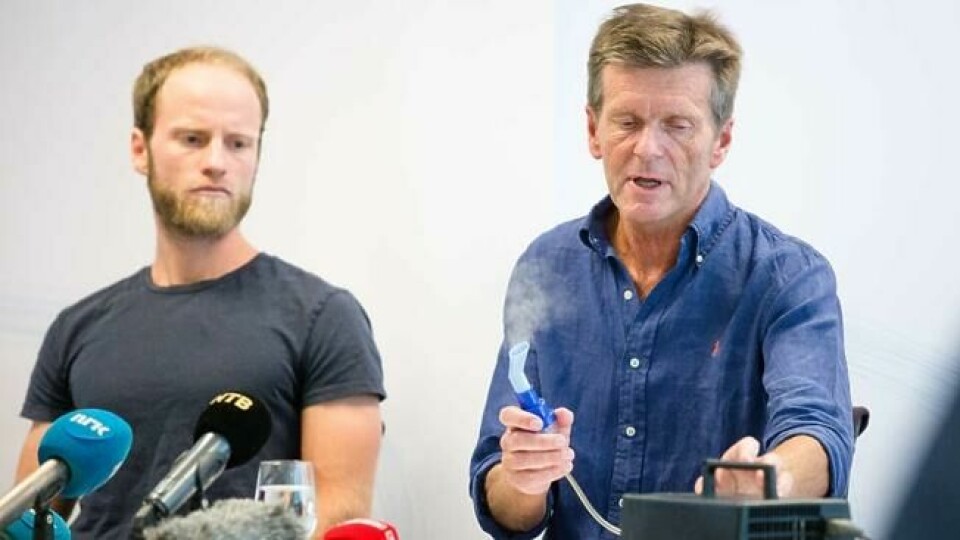 Langrennsløper Martin Johnsrud Sundby (t.v.) og landslagslege Knut Gabrielsen, som demonstrerer et forstøverapparat. Langrennsløper Martin Johnsrud Sundby (t.v.) og landslagslege Knut Gabrielsen, som demonstrerer et forstøverapparat.