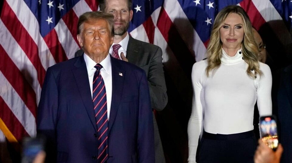 USAs ekspresident Donald Trump ønsker svigerdatter Lara Trump (bak til høyre) som ny nestleder i Republikanernes nasjonalkomité. Ved siden av henne står ektemannen Eric Trump. Foto: Pablo Martinez Monsivais / AP / NTB