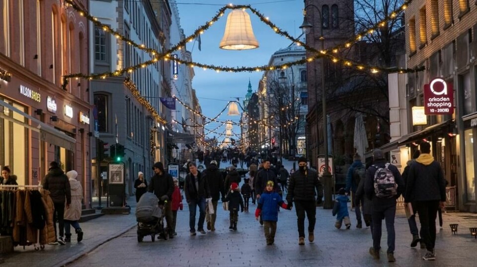 Skal Norge slippe unna ytterligere nedstenging må det må 700.000 vaksinedoser bli satt i løpet av de neste to ukene. – For å nå målet dette målet før nyttår blir det helt nødvendig å vaksinere gjennom julen, sier vaksinesjef Geir Bukholm i Folkehelseinstituttet.
