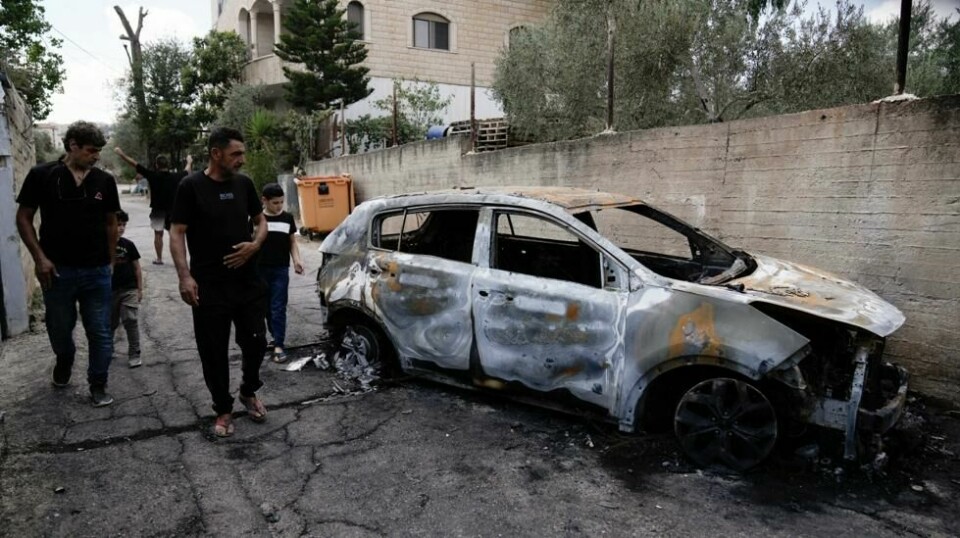 Palestinere ser på vraket av en bil etter en israelsk militæroperasjon i Jenin fredag. Foto: Majdi Mohammed / AP / NTB