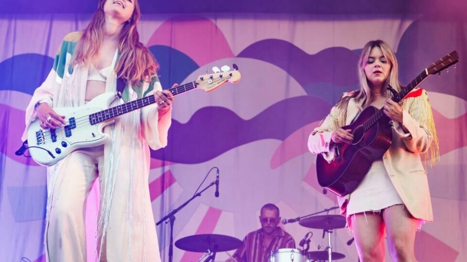 De to søstrene Johanna (t.v.) og Klara Söderberg i gruppa First Aid Kit er blant over tusen svenske artister som krever at Israel utestenges fra årets Eurovision. Foto: Heiko Junge / NTB