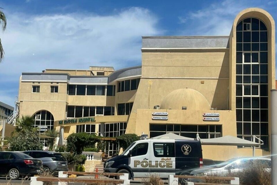 En politibil står utenfor sykehuset i Hurghada i Egypt der flere av passasjerene som var om bord i ubåten, fikk behandling.