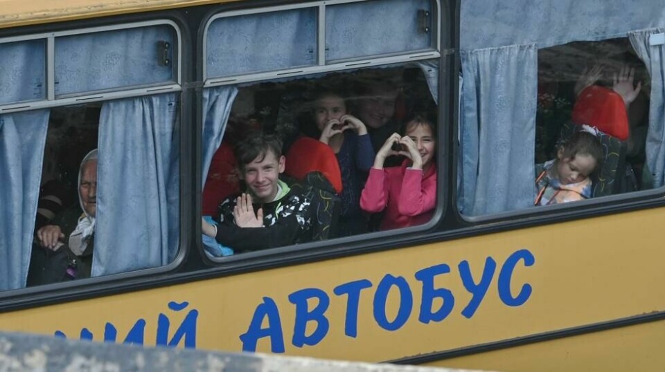 Ikke alle er like heldige som disse ukrainske sivile. De har blitt evakuert og kunne dra fra krigen. Flere i Kharkiv-regionen, nær frontlinjen, har måttet bli igjen.