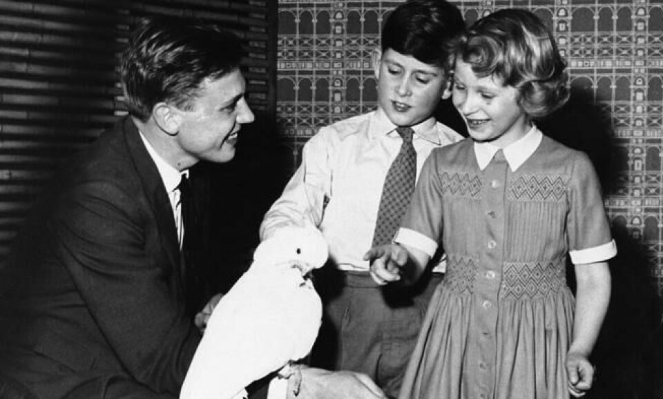 På dette bildet fra 1958, viser David Attenborough frem en kakadue for prinsesse Anne og prins Charles i forbindelse med et naturprogram for barn på BBC. Foto: NTB Scanpix På dette bildet fra 1958, viser David Attenborough frem en kakadue for prinsesse Anne og prins Charles i forbindelse med et naturprogram for barn på BBC. Foto: NTB Scanpix