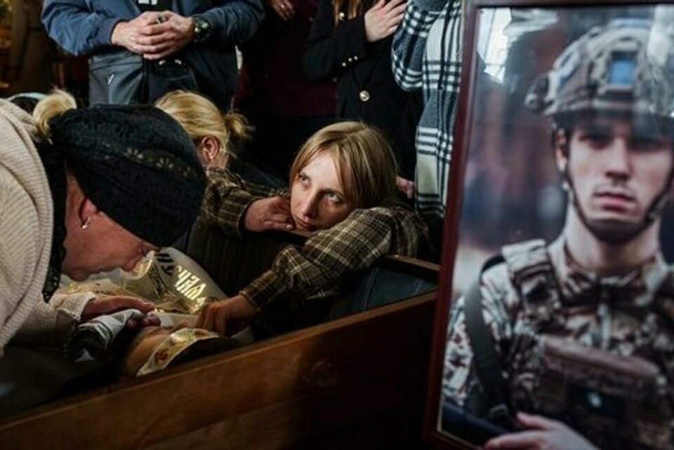 Den russiske invasjonen har krevd mange ukrainske soldaters liv. Her sørger familien over Ihor Kusochek, som ble drept ved fronten i Tsjernihiv-regionen i forrige måned. Foto: AP / NTB Den russiske invasjonen har krevd mange ukrainske soldaters liv. Her sørger familien over Ihor Kusochek, som ble drept ved fronten i Tsjernihiv-regionen i forrige måned. Foto: AP / NTB