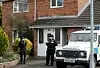 Britisk politi utenfor hjemmet til eksspionen Sergej Skripal i Salisbury. Politiet mener at han og datteren fikk nervegiften på seg ved inngangsdøra til huset fordi det er der den største konsentrasjonen av giften er funnet. Foto: Frank Augstein / AP / NTB scanpix Foto: NTB scanpix