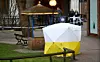 Et telt dekker benken i Salisbury der Sergej Skripal og datteren ble funnet Foto: Toby Melville / Reuters