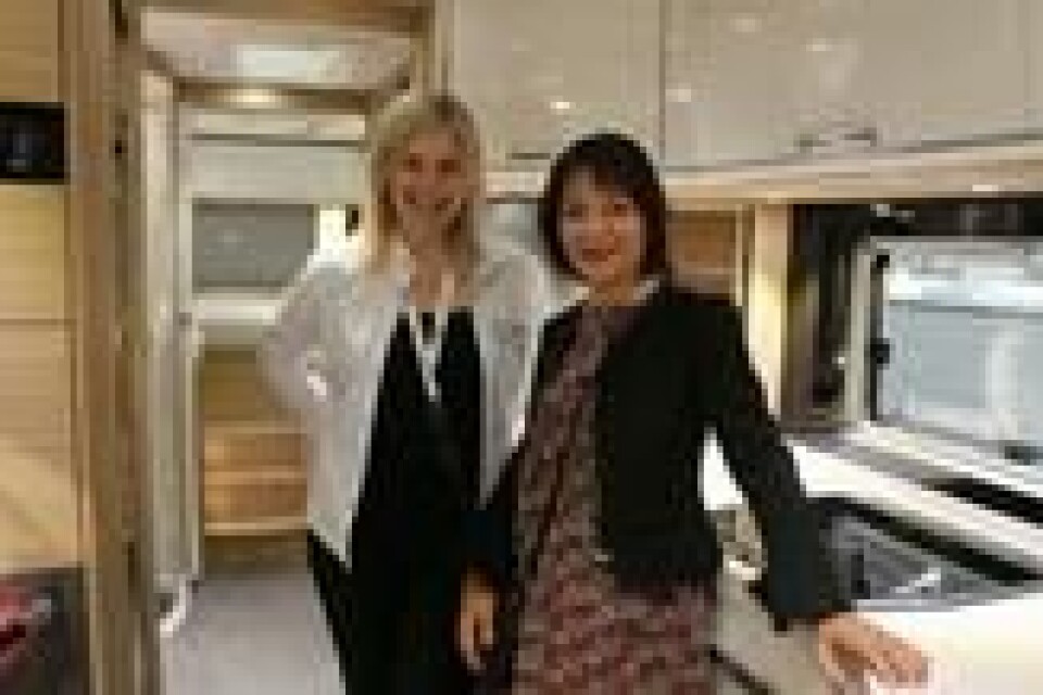 Hege Lian i Lians Caravan & Fritid og eksportsjef for Niesemann, Cécilie Klärner viser fram produsentens verstingmodell. Hege Lian i Lians Caravan & Fritid og eksportsjef for Niesemann, Cécilie Klärner viser fram produsentens verstingmodell. Foto: Elisabeth Bergskaug/ABC Nyheter
