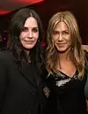 TV- og filmstjernene Courteney Cox (t.v.) og Jennifer Aniston skal begge ha vært om bord i flyet som måtte nødlande i Ontario etter at et landingshjul falt av. Foto: Kevin Winter/Getty Images/AFP