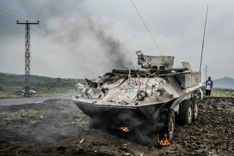Et pansret FN-kjøretøy sto i brann etter sammenstøt med M23-krigere utenfor Goma lørdag.